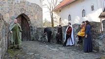 Natáčecí den zahájil komorní filmový štáb dvě hodiny před polednem v malebném prostředí nedaleko Benešova. Dobová budova ukrytá za vysokým středověkým plotem nabídla filmařům hradní prostory s autentickou kapličkou či rytířským sálem.
