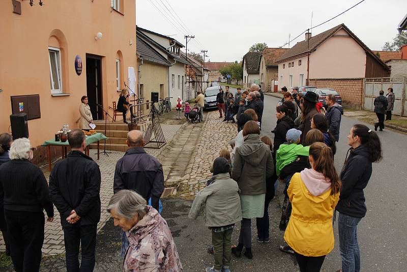 V Přistoupimi odhalili pamětní desku obětem holocaustu