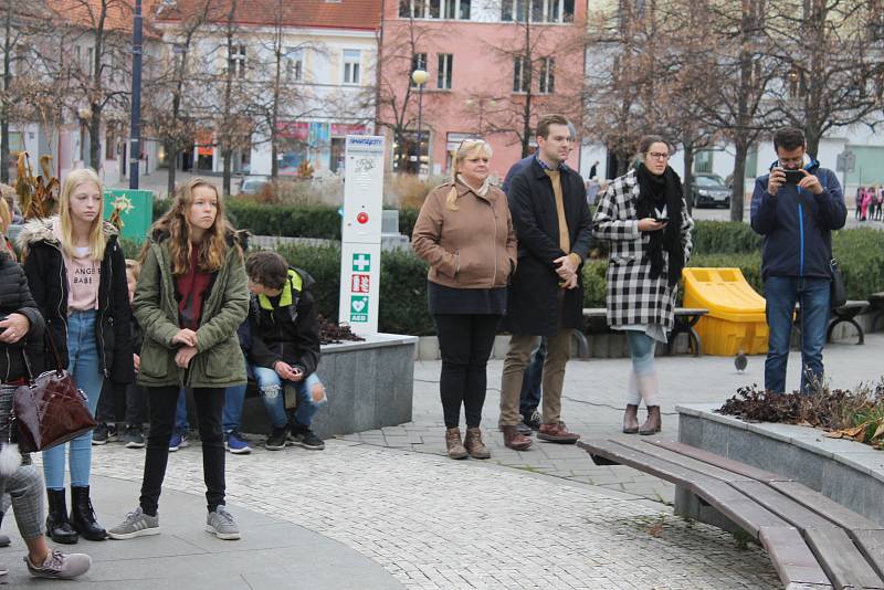 Z vernisáže panelové výstavy 'Tenkrát před 30 lety' na Masarykově náměstí v Benešově.