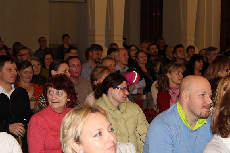 Jedna z částí obrovského koncertu plného koled se konala také v aule Gymnázia Benešov