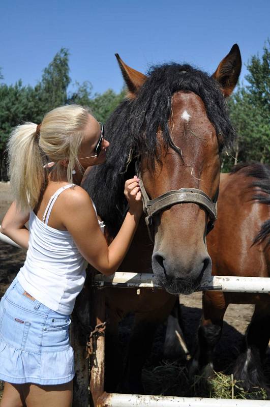 Hasičky Markéta Járková a Martina Papíková v Polsku reprezentovaly Benešovsko při soutěži o titul evropské Miss.