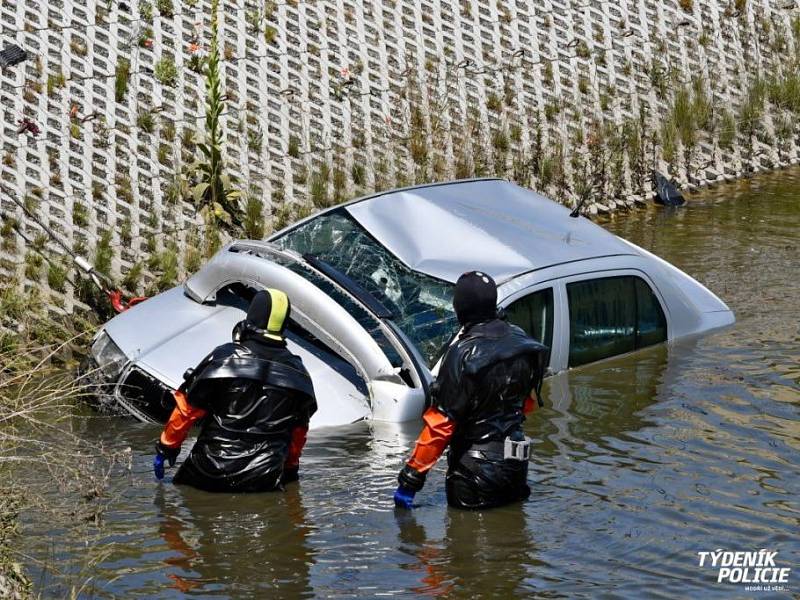 Vyprošťovat auto z vody jel k Praze jeřáb až z Benešova