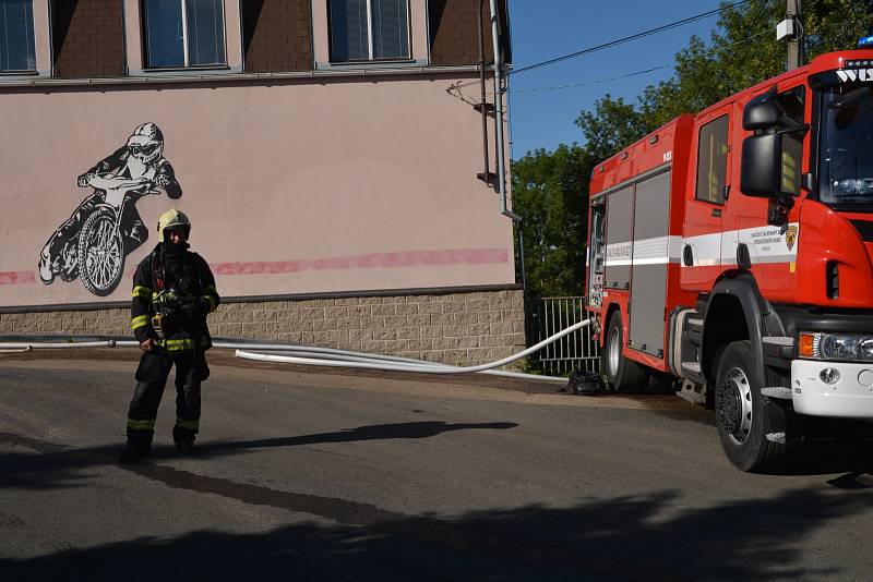 Hasiči včasným zásahem zabránili výbuchu svářecí soupravy