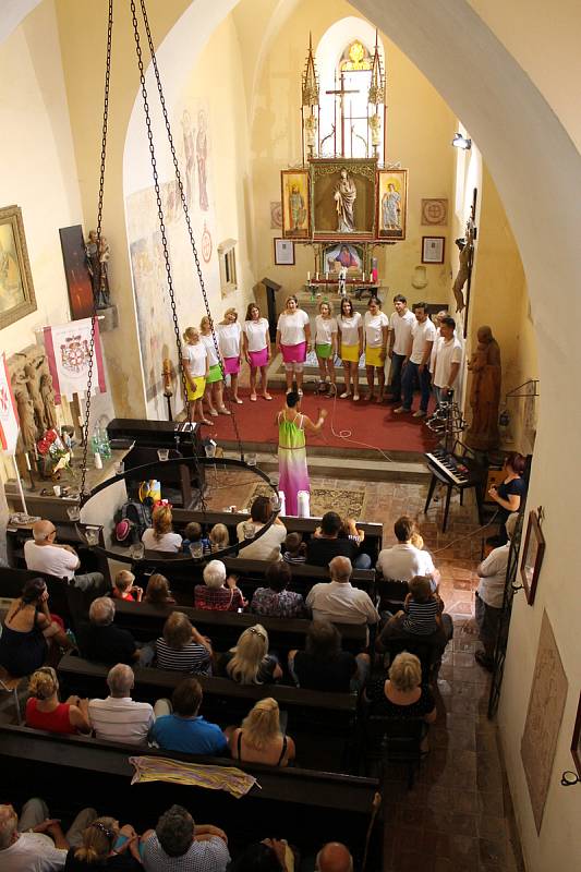 Koncert pražského gospelového sboru Joyful v kostele sv. Jakuba a Filipa na Chvojně.
