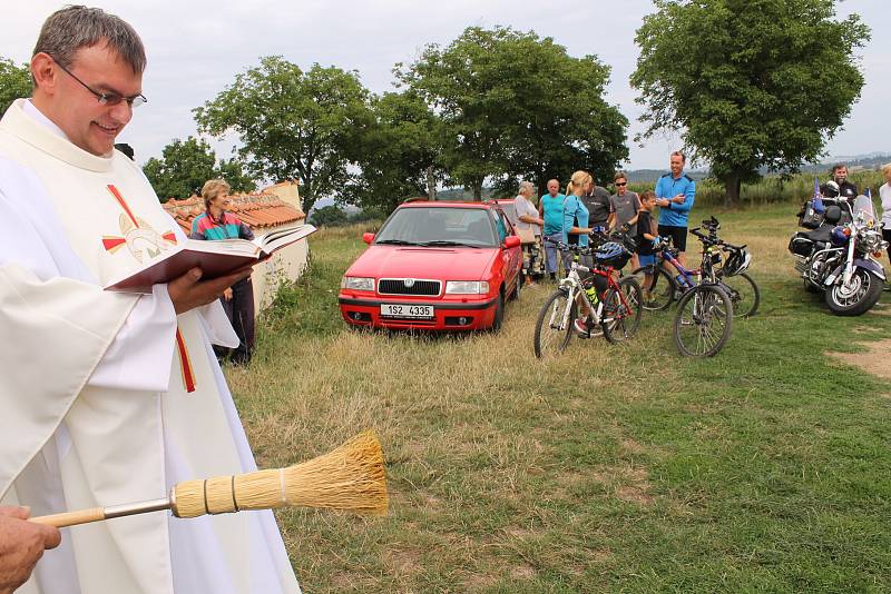 Bohoslužba a žehnání motorovým prostředkům v kostele sv. Jakuba a Filipa na Chvojně.