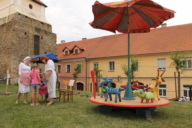 Ševcovský staročeský jarmark nabídl návštěvníkům zábavu, hry, muziku i různorodou nabídku stánkařů a řemeslníků.