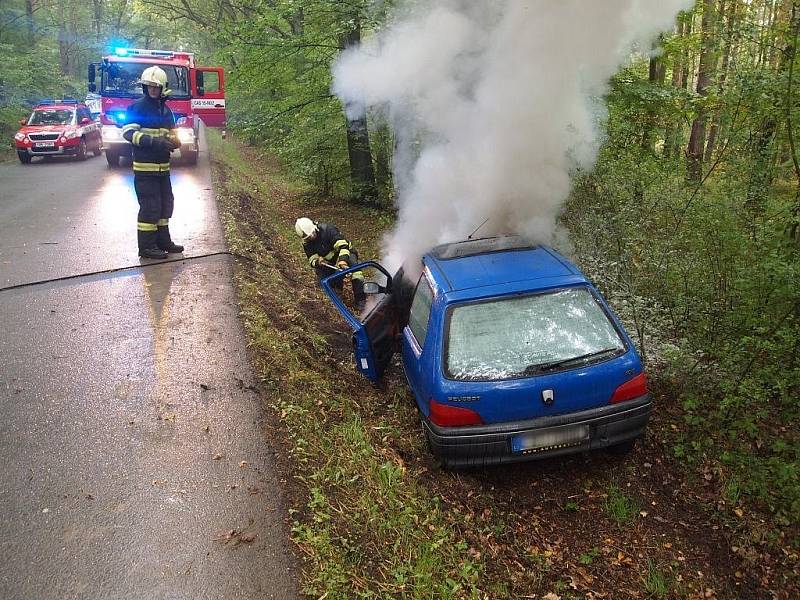 Devadesátiletý řidič sjel do lesa a jeho Peugeot začal hořet. 