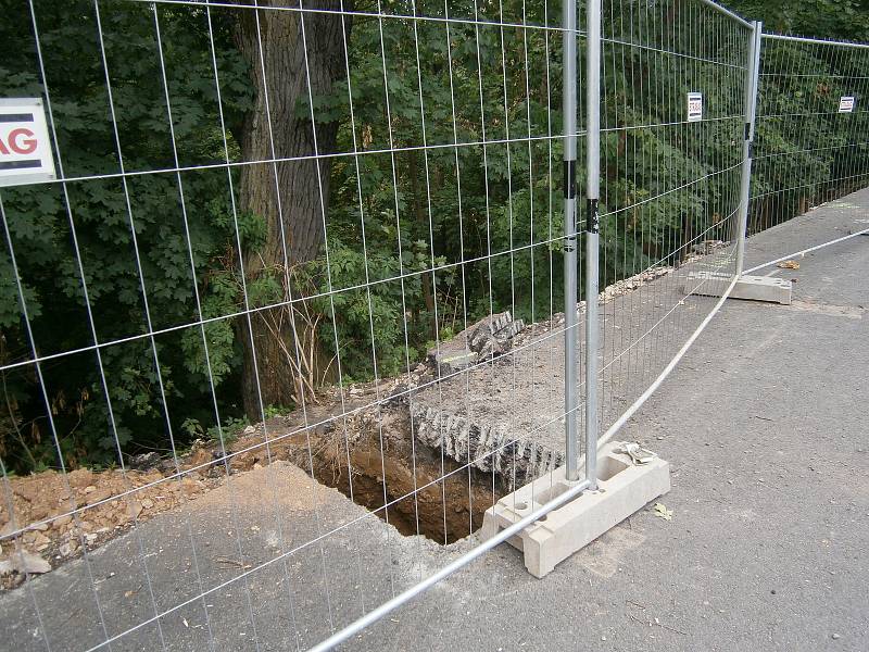 Silnice spojující Vlašim s Domašínem je stále uzavřená. Stavební práce jsou v plném proudu.