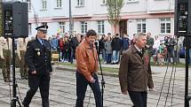 Pietní akt kladení věnců k 100. výročí republiky na Gymnáziu Benešov.