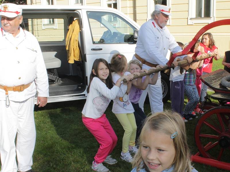 Děti z neveklovské a křečovické školy si užívaly her při Dni záchranářů v Tloskově. 