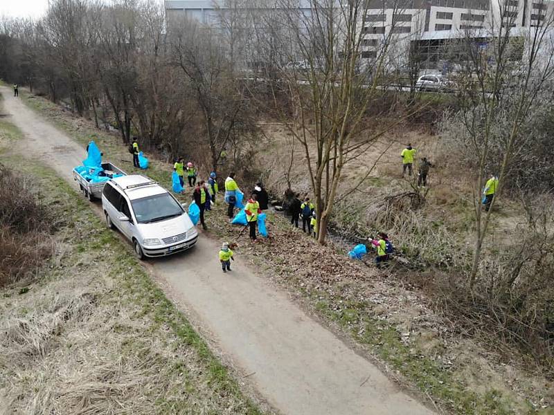 Jarní úklid Benešovského potoka v rámci akce Ukliďme Česko od Bedrče po Benešov.