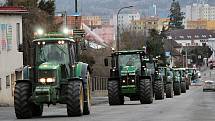 Průjezd traktorů Benešovem na protestní akci do Jesenice.