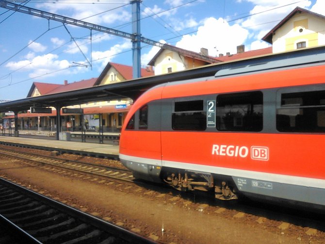 Spěšné  vlaky Arriva do Prahy od pondělního poledne vozí jednotka Siemens Desiro Classic DMU.