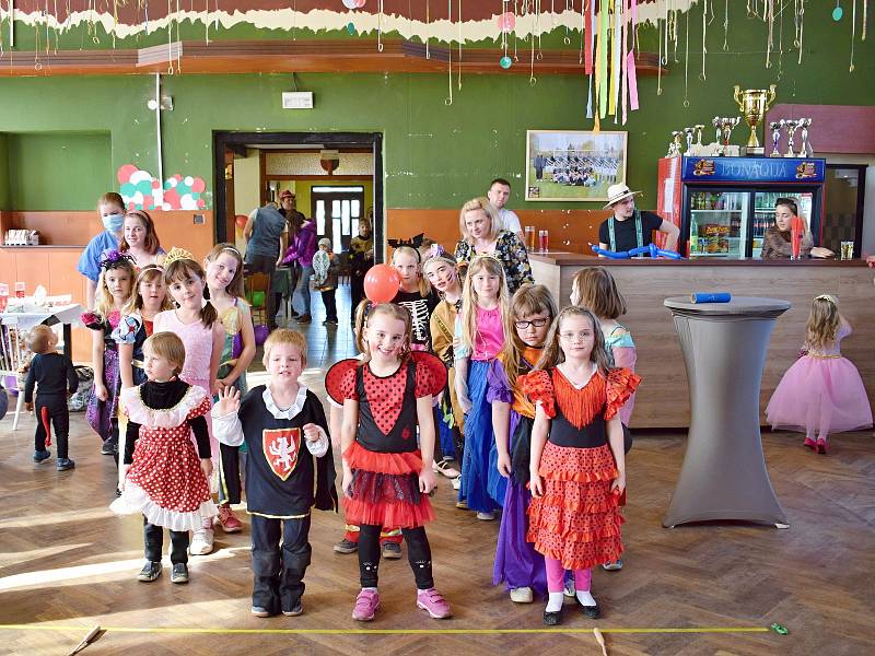 Dětský karneval v sokolovně v Heřmaničkách.