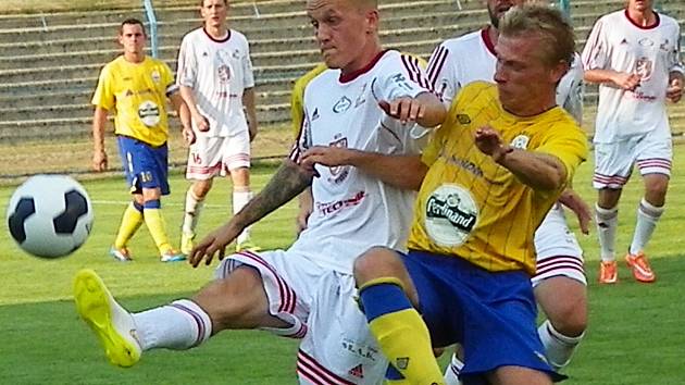 Benešovský stoper Josef Laštovka (ve žlutém) tento souboj vyhrál, ale po zápase byl se spoluhráči smutný.  