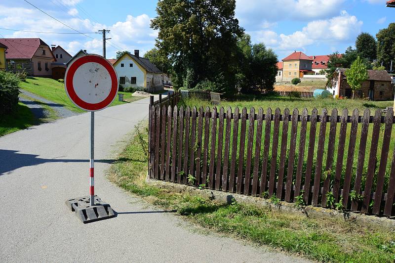 Rekonstrukce Pivovarského rybníka jde do finále, i když stavební povolení má akce až do května příštího roku. Snímek zachycuje situaci 3. září 2021.