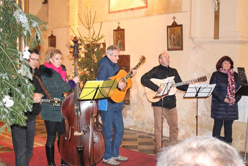 Tříkrálový koncert skupiny Pražec ve vysokoújezdském kostele.