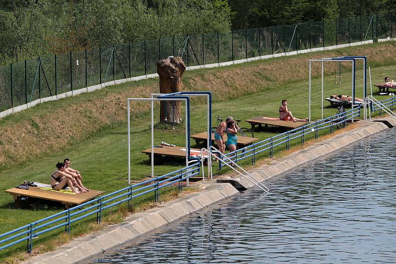 Benešovská Koupadla oficiálně otevírají v červnu, už nyní tam bronz chytají první nedočkavci.