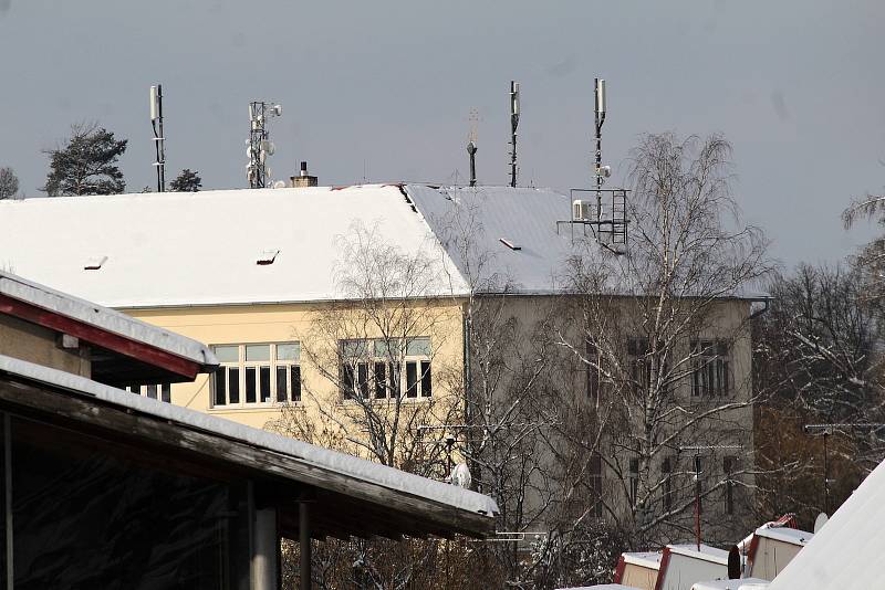 V Týnci nad Sázavou v pondělí 8. února 2021 po vydatném nočním sněžení.