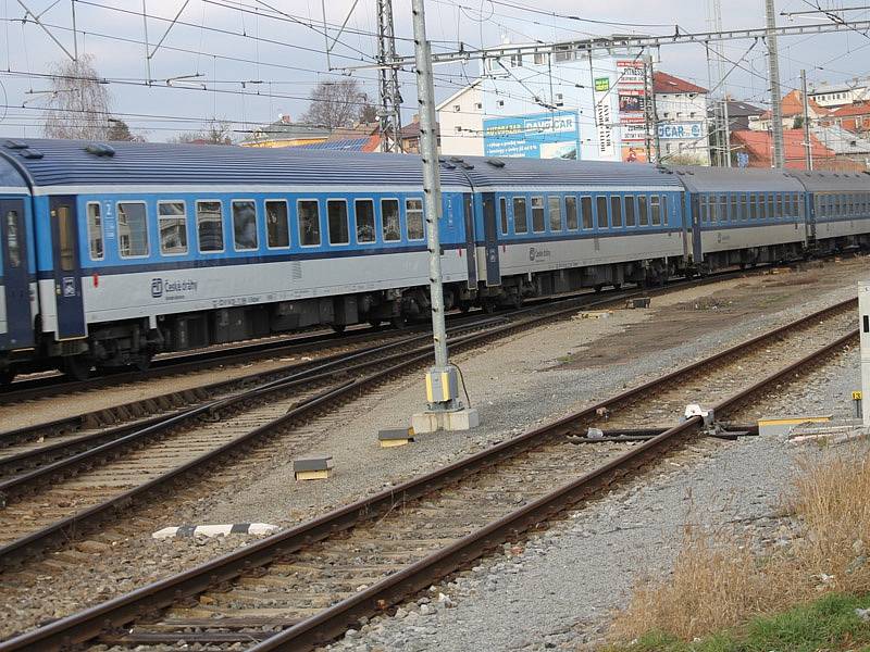 Brzdná dráha rozjeté vlakové soupravy, která ve směru od Čerčan může vjíždět 80 km/h a od Bystřice se řítí až 120 km/h, při použití rychlobrzdy může dosáhnout s ohledem na celkovou hmotnost vlaku i aktuální adhezní podmínky 300 až 600 metrů.  