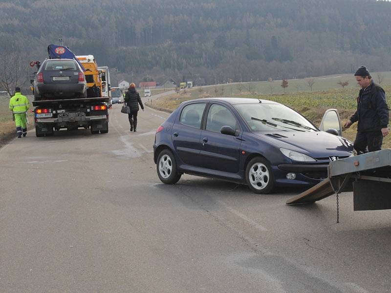 Nehoda tří aut zablokovala vlašimskou silnici II/112 mezi Chotýšany a Domašínem na 1,5 hodiny.