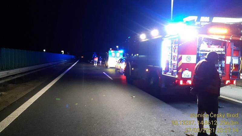 Dopravní nehoda na 19,5 km D11 27. března 2021, při které skončilo auto mimo dálnici.