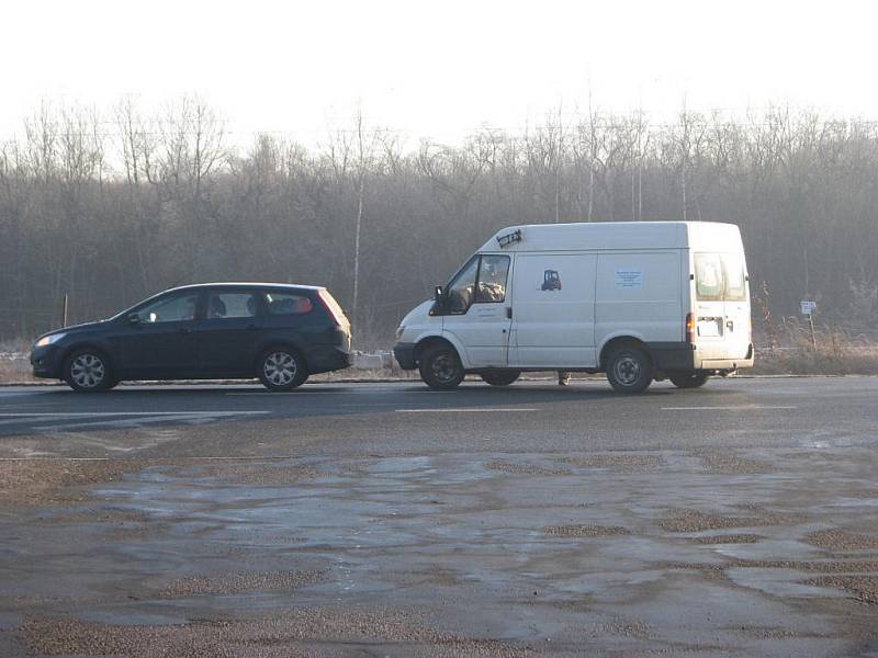 Šťouchanec dodávky do osobního auta na křižovatce u Bystřice se obešel bez zranění.