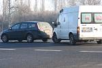 Šťouchanec dodávky do osobního auta na křižovatce u Bystřice se obešel bez zranění.