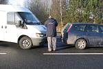 Šťouchanec dodávky do osobního auta na křižovatce u Bystřice se obešel bez zranění.
