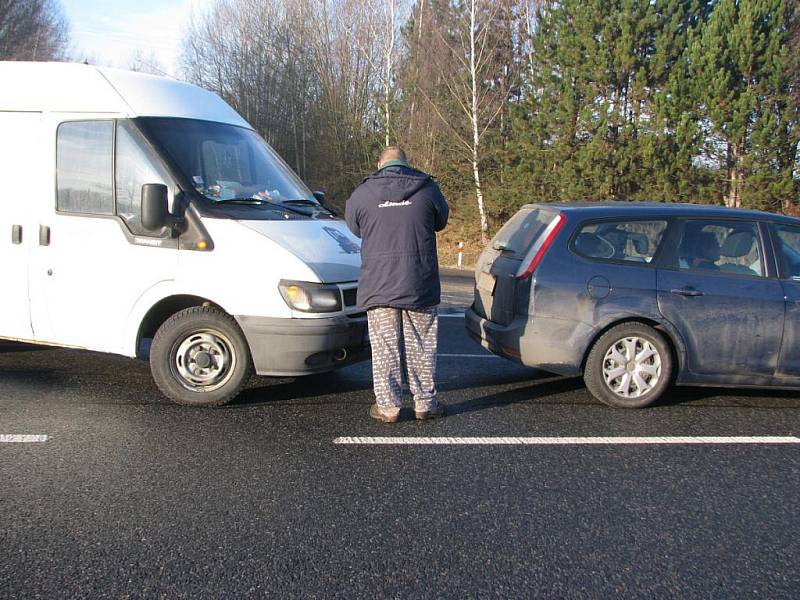 Šťouchanec dodávky do osobního auta na křižovatce u Bystřice se obešel bez zranění.