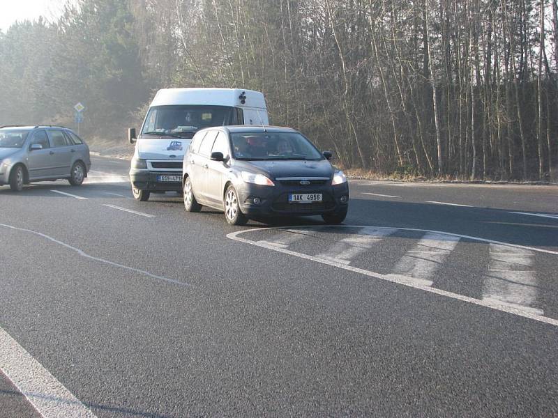 Šťouchanec dodávky do osobního auta na křižovatce u Bystřice se obešel bez zranění.