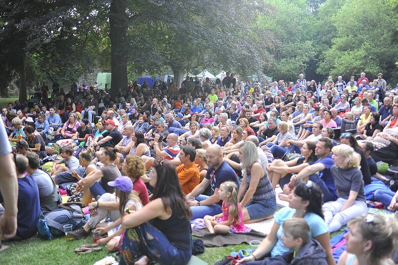 Koncert zaplnil klášterní zahradu.