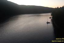 Snímek hladiny Slapského přehradního jezera v místech, kde se potopila plachetnice.