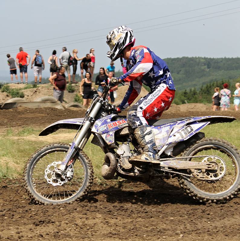 Po rozpravě s jezdci následovaly první a druhé finálové jízdy kategorií hobby MX2, veterán, hobby MX1, 85 ccm, MX2 a MX1.