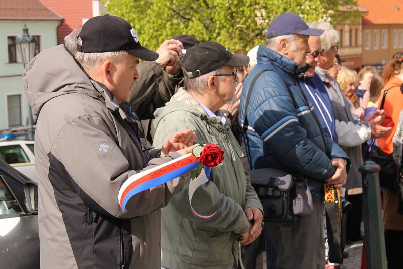 Pamětní plaketa zdobí od úterý 9. května rodný dům významného českého letce a armádního plukovníka Josefa Příhody.