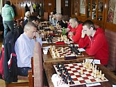 V utkání s Vyšehradem remizoval vlašimský Vít Moravec (vpravo vpředu) se zkušeným Fide mistrem Miloslavem Netušilem. 