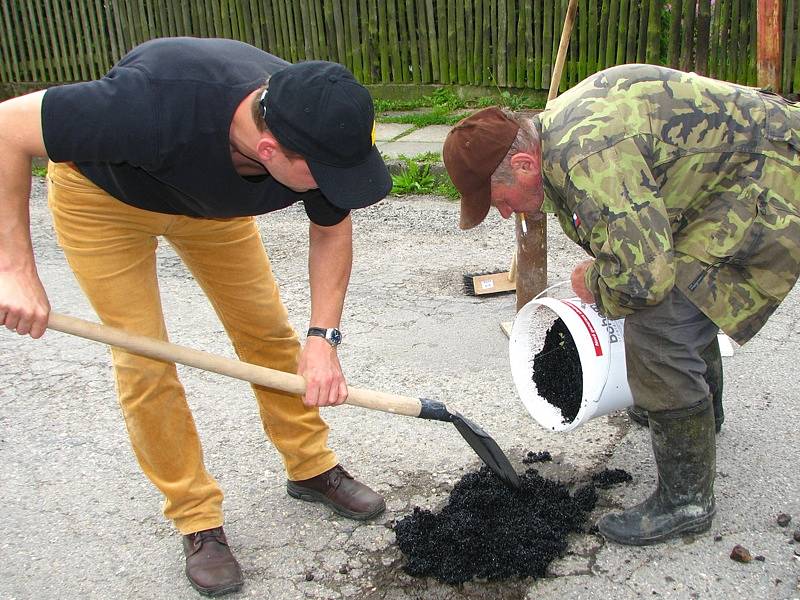 Rychlý lék na nebezpečné výtluky. Ty lze zlikvidovat kamennou drtí obalenou asfaltovou směsí s aditivy během několika minut.