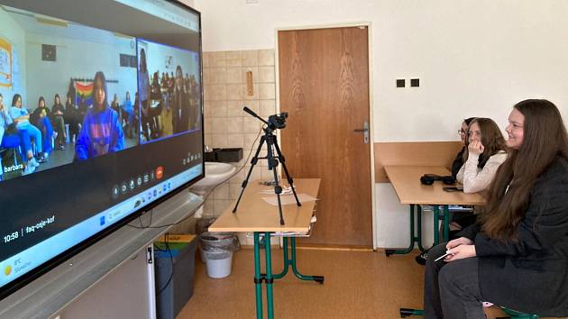 Žáci Obchodní akademie Vlašim při první seznamovací online hodině se studenty z italské partnerské školy.