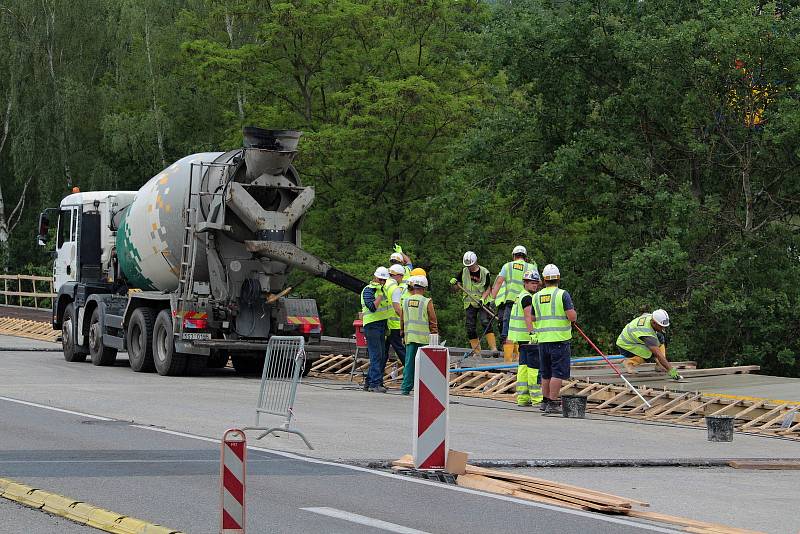 Z rekonstrukce mostu na silnici I/3 u Votic.