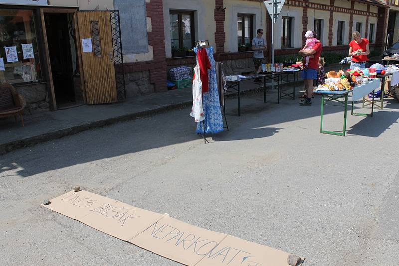 Prostranství před louňovickou galerií oživil bazárek.