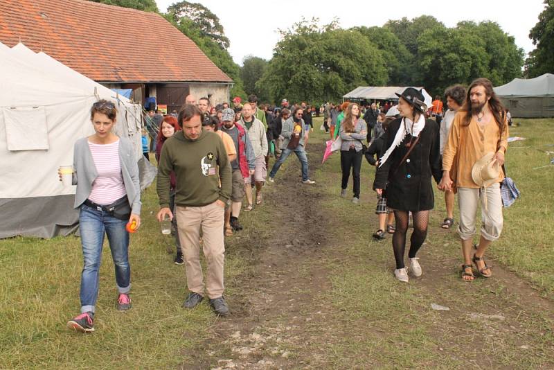 VlčkoviceFest stále pokračuje. Teprve až v neděli ráno se přítomní rozloučí bohoslužbou pod širým nebem.