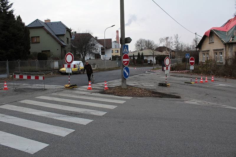Z přípravy na nanesení vodorovného dopravního značení na křížení ulic Ke Stadionu, Konopišťská, Hodějovského v Benešově.