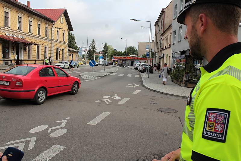 Dopravně-bezpečnostní akce Policie ČR v ulicích Benešova na konci školního roku.