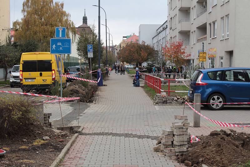 Výkopy pro pokládku optických kabelů v centru Benešova.