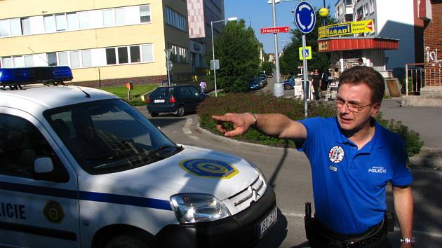 Obřez stromu na chvíli zablokoval dopravu na Bezděkově