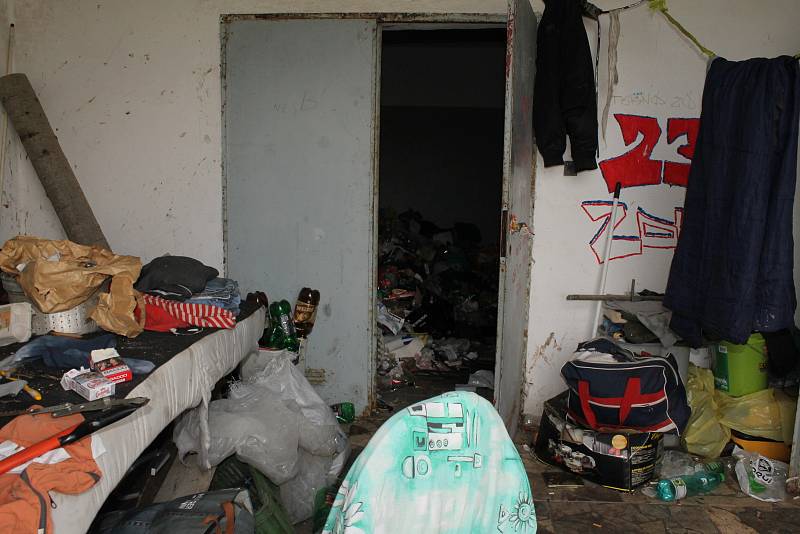 Život bezdomovců v benešovských Táborských kasárnách.