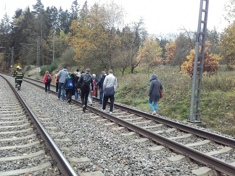 Strom na trolejích zastavil i vlaky na hlavní trati z Benešova do Prahy.