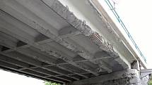 Mosty na silnici I/3 projdou do opravou která má skončit na začátku září. Poškozuje je těžká doprava na nich i pod nimi.