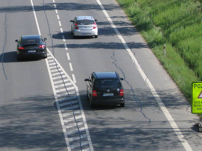 Přestupky v místě omezení rychlosti a zákazu přejíždění u Bystřice. 