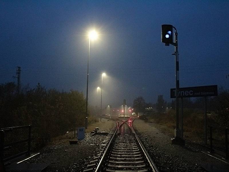 Vlakové nádraží v Týnci nad Sázavou ve čtvrtek 4. listopadu 2021 ráno.